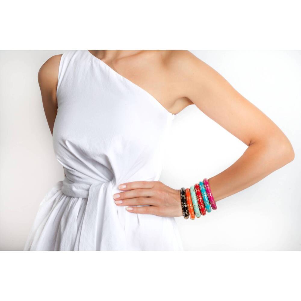 NEW AVENUE CHIC xo enamel bracelet in orange